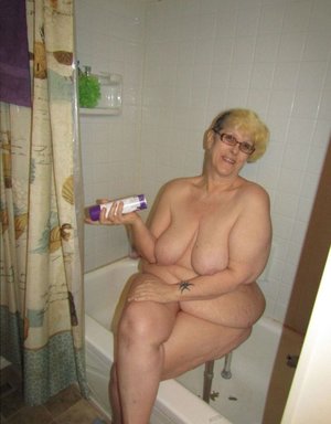 18 year old girl Bella nudeing off a cock in her graduation attire